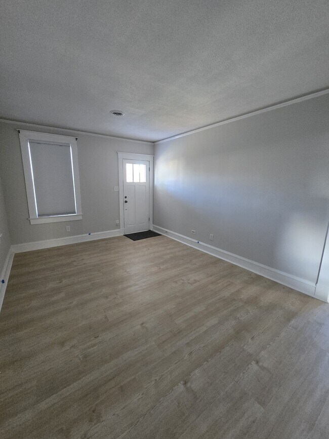 Building Photo - 434 Creek Ave