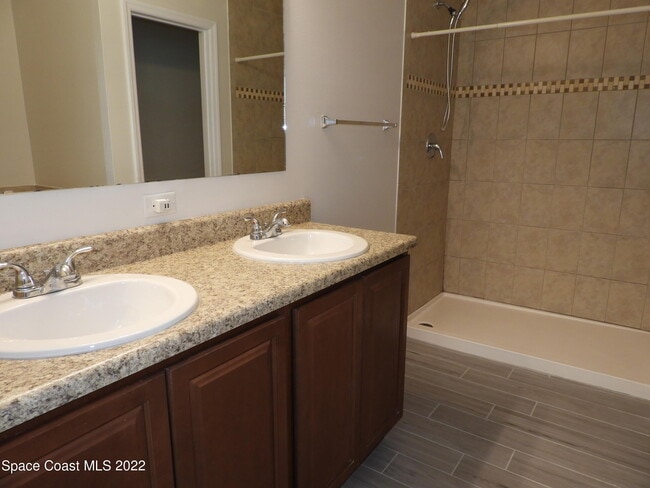 Building Photo - 583 Hollow Glen Dr