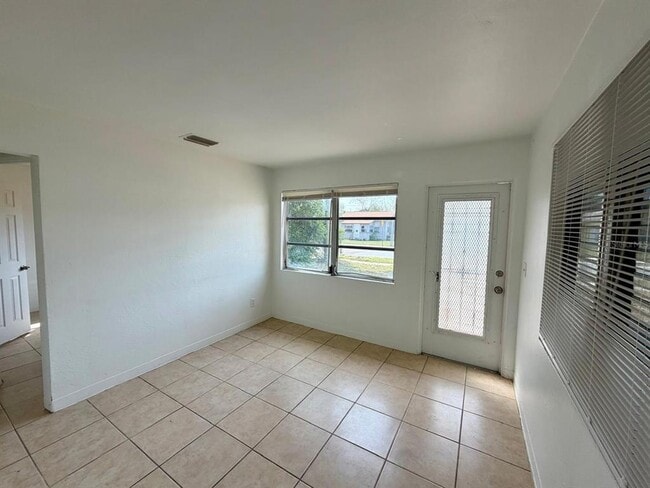 Building Photo - 4627 19th Ave S