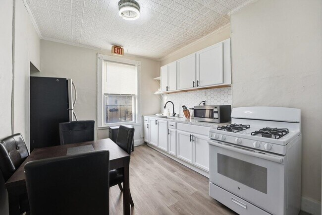 Building Photo - 335 47th St