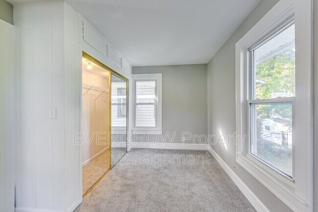 Building Photo - 3470 N Kenwood Ave