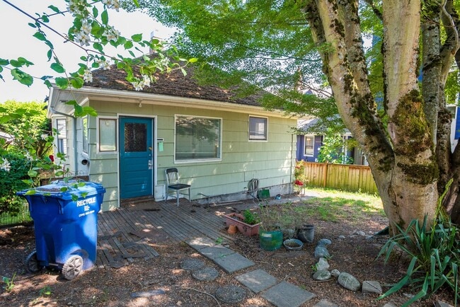 Building Photo - Old World Charm with Views of Lake Union!