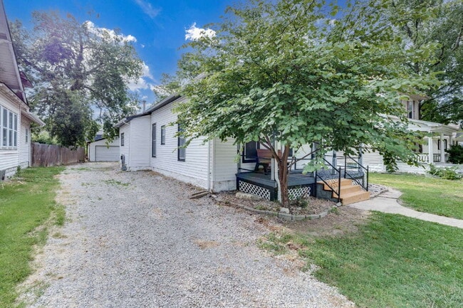 Building Photo - 514 S Fern St