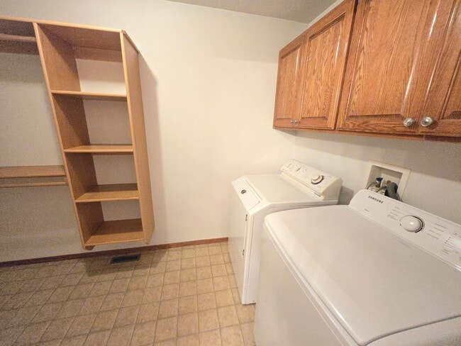 Building Photo - Spacious West Sioux Falls Twinhome with Gr...