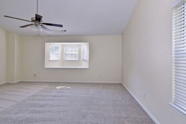 Building Photo - Convenient Coventry Home