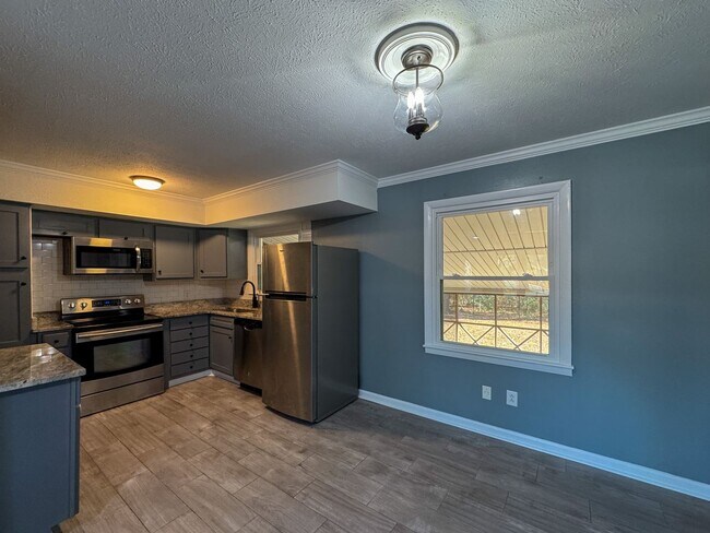 Building Photo - Charming 3 Bed 1.5 Bath Home with Flex Room