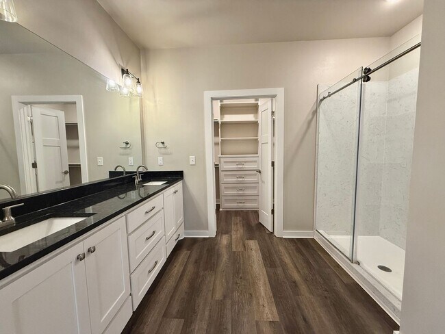 Building Photo - Large 2 Bed, 2 Bath in Beautiful Well-Main...