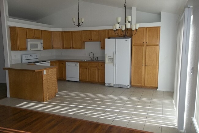 Building Photo - Spacious 5 Bedroom Home in Windsor