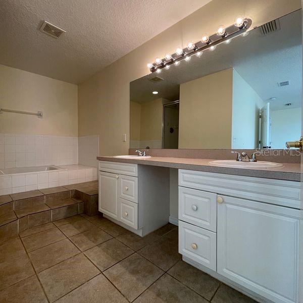 Building Photo - 2715 Fan Palm Dr
