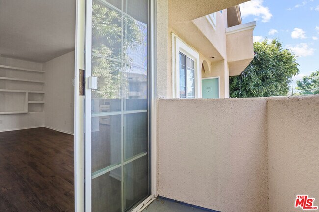 Building Photo - 1402 Wellesley Ave