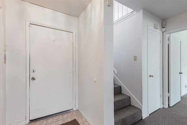 Building Photo - 1915 Mustang Springs Dr