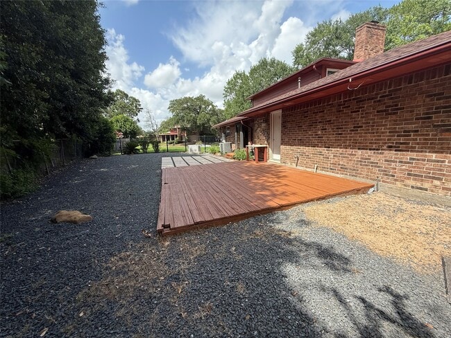 Building Photo - 3232 Parkwood Dr