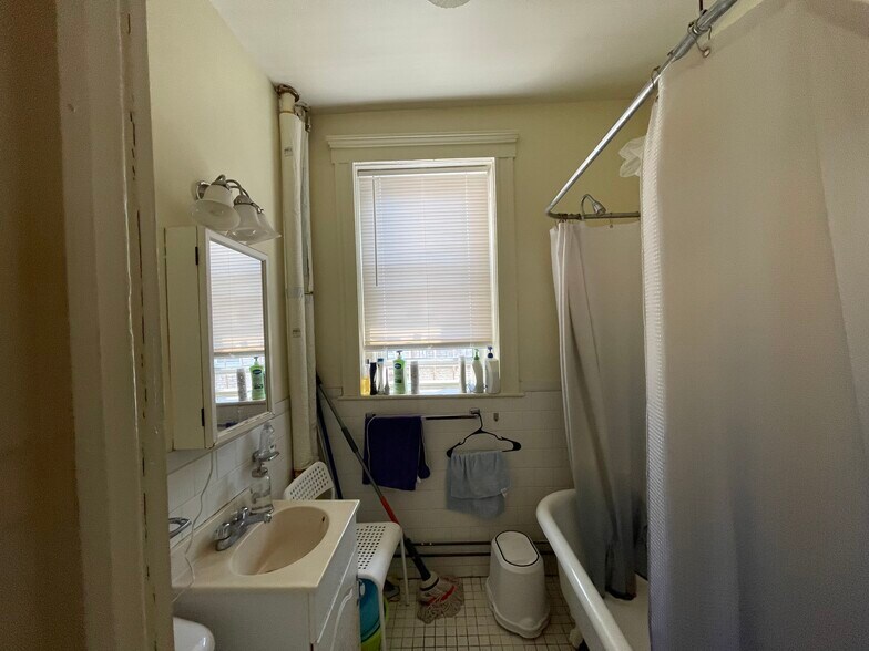 Building Photo - 440 Park Dr