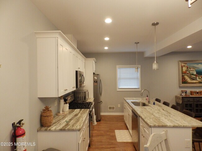 Building Photo - 159 W Bay Way