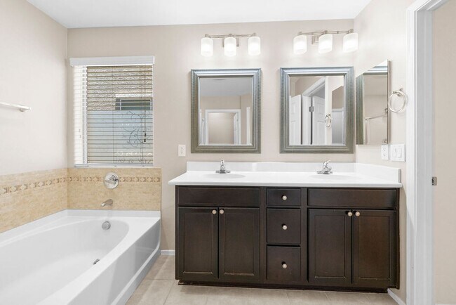 Building Photo - 4 Bedroom Home with Community Pool in Vail...