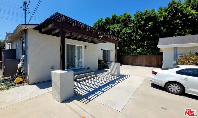 Building Photo - 17629 Burbank Blvd