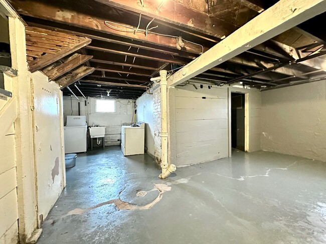 Building Photo - Available April 1st - Beautifully Renovate...