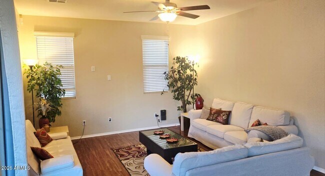 Building Photo - 121 W Hackberry Dr