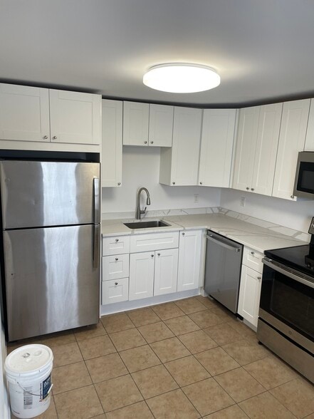 Building Photo - 125 Tunxis Hill Rd