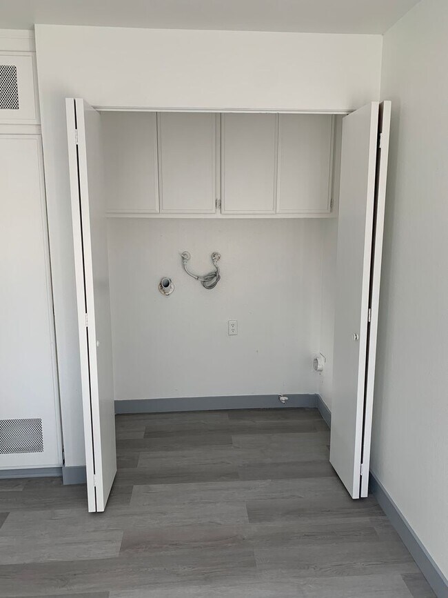 Building Photo - Julian House (DMM125)