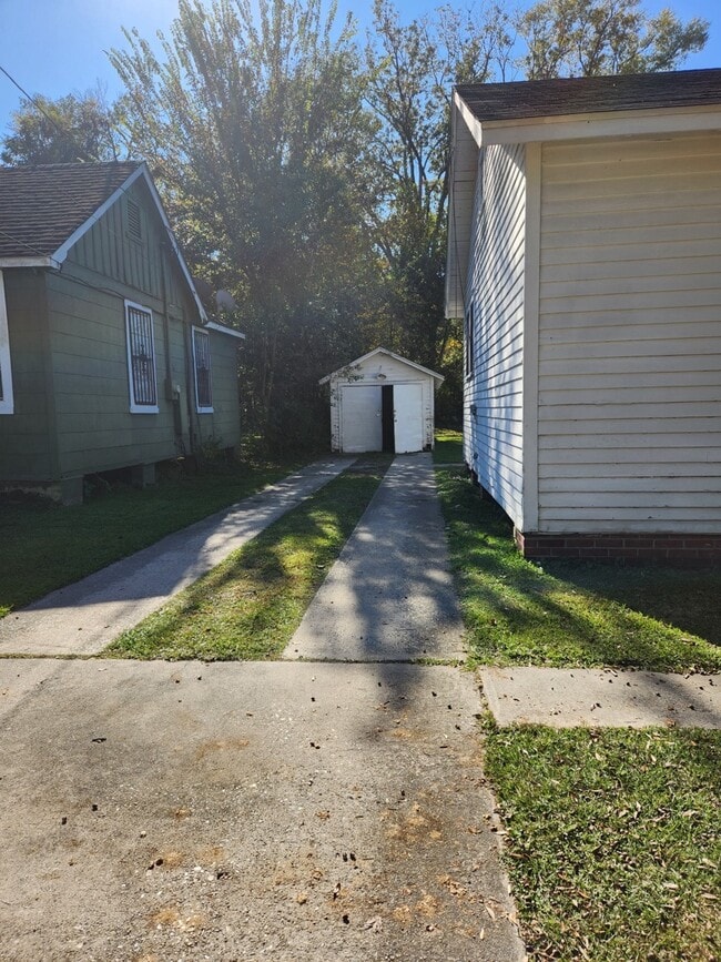 Building Photo - 4664 Clayton Dr