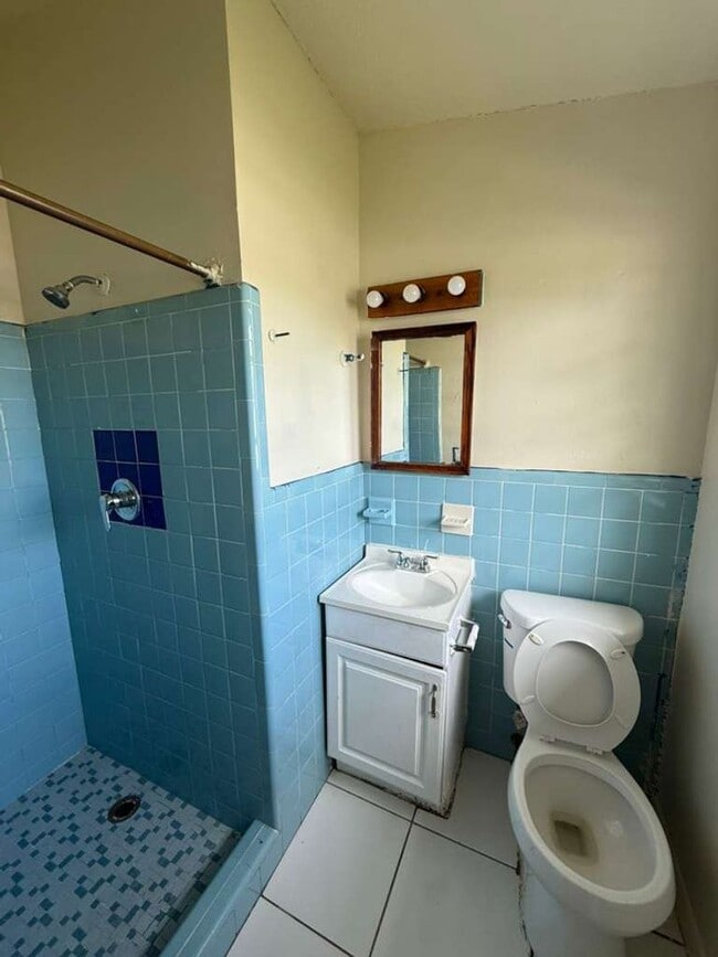 Building Photo - Large 4-3 house with central air