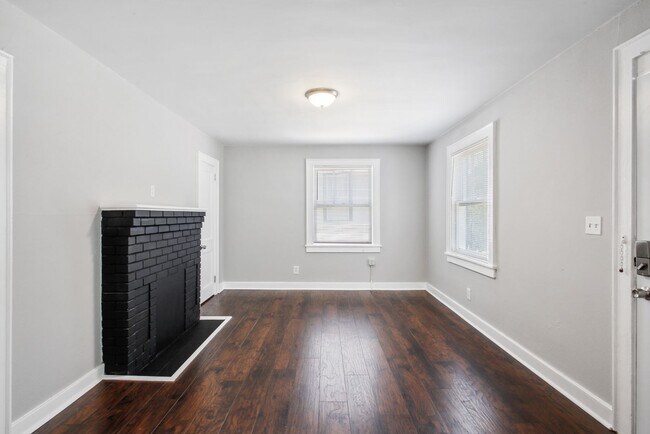 Building Photo - Large 2 Bedroom/1 Bath Downtown Home Near Forsyth Park