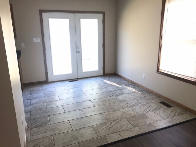 Building Photo - 4 Bedroom, 3 Bathroom House with Attached Double Car Garage