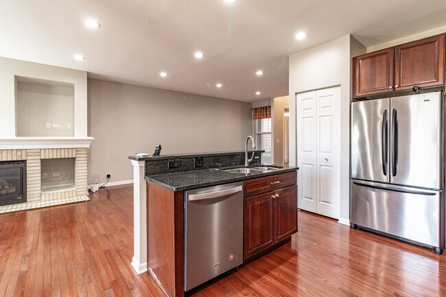 Building Photo - 1858 Crenshaw Cir