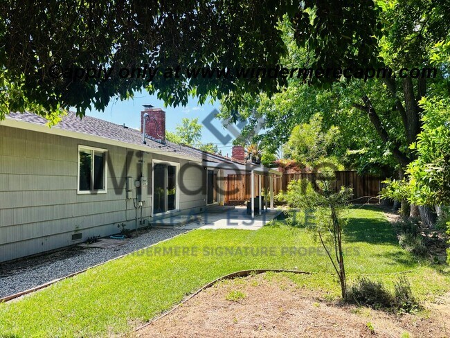 Building Photo - Beautiful 3BD/ 2BA Arden Arcade Home with Spacious Yard In Highly Desirable Location!