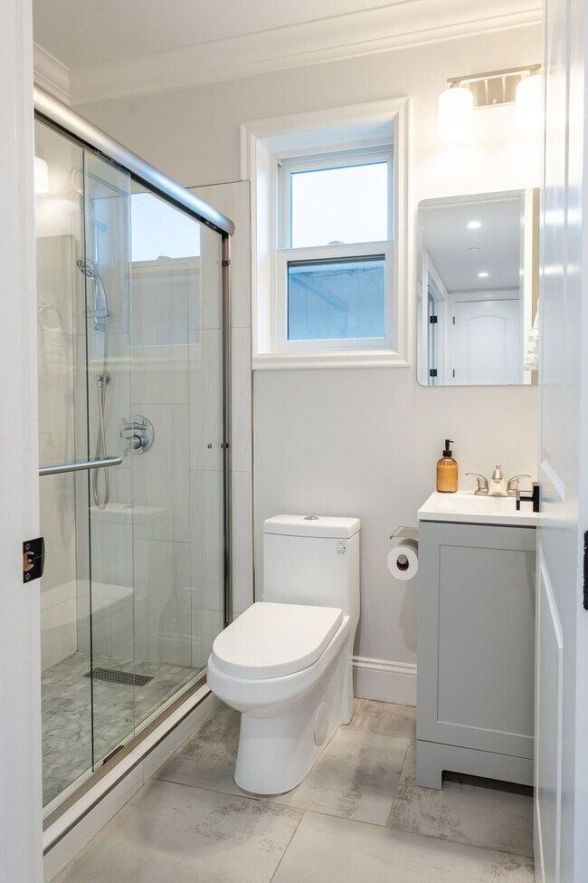 Building Photo - 661 Hampshire Ave