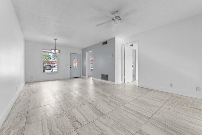 Building Photo - 811 Salem Ln