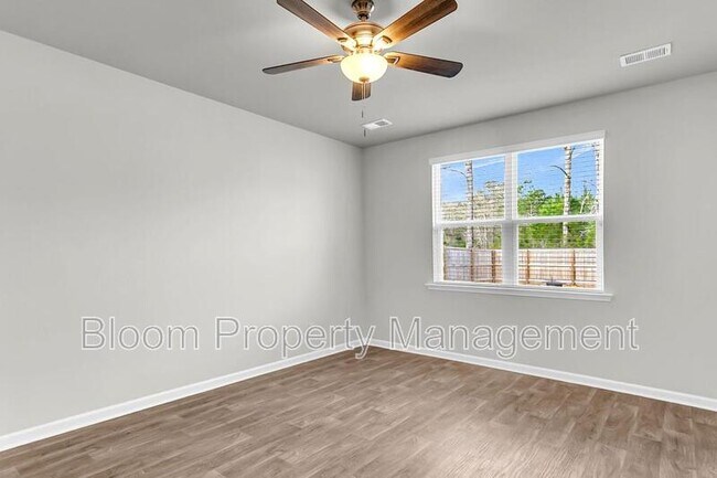 Building Photo - 205 Maple Hl Dr