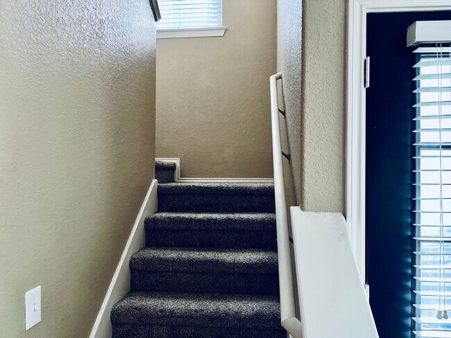 Building Photo - Two Bedroom Townhouse, Great Location!