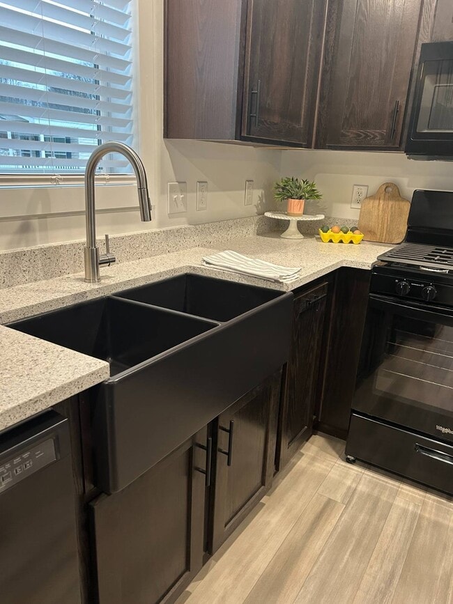 Building Photo - 5222 Greenwich Rd