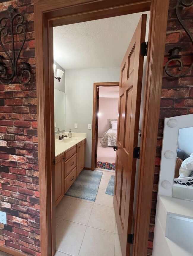 Building Photo - Rare executive rental in chanhassen! 5 beds no upgrade left behind!!!