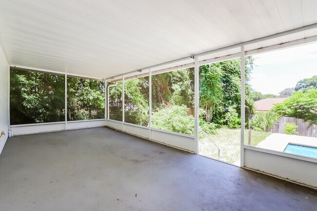 Building Photo - 3 Bedroom Home with Private Pool in Inverness