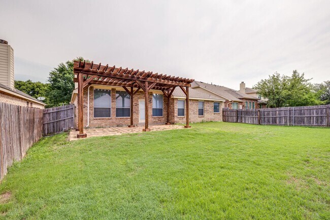 Building Photo - Great location. 4 bedrooms plus an office!