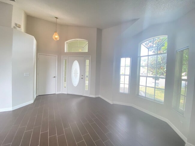 Building Photo - Lake Mary!  Ready to Move in!! Spacious 4/...