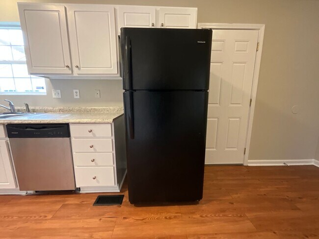 Building Photo - Now Available! Cute 4 Bed, 2 Bath Bungalow in Glenwood! Great Central GSO location