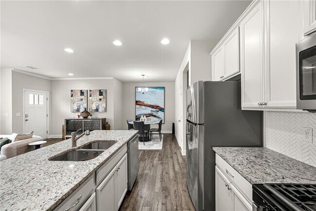 Building Photo - 791 Belrose Dr SE