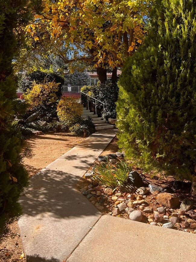 Building Photo - Close to Downtown Prescott!!