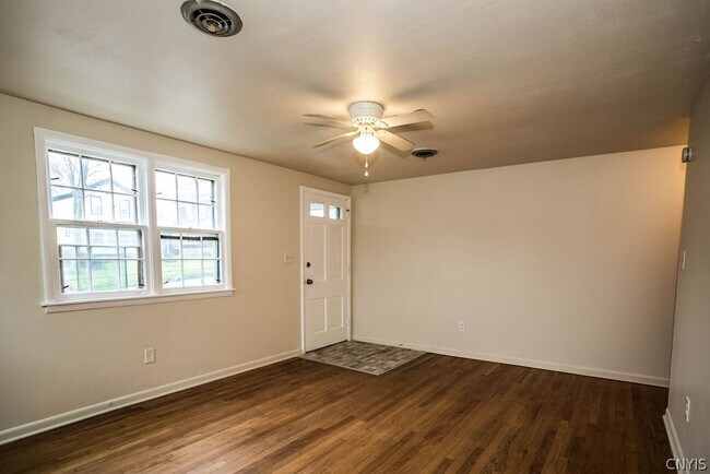 Building Photo - 425 Schuyler St