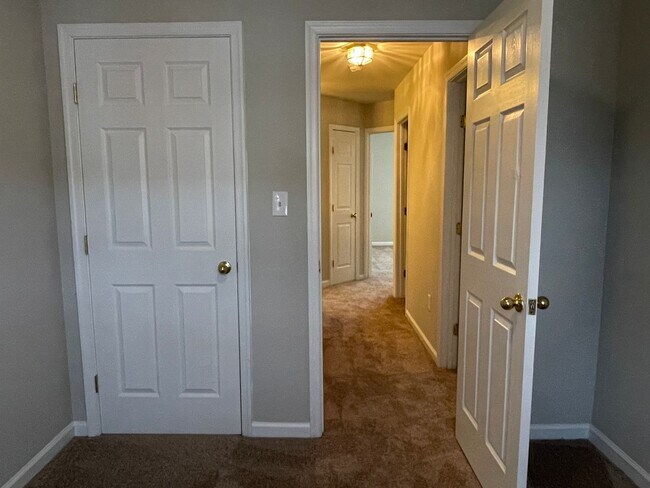 Building Photo - UPDATED TOWNHOUSE IN FREDERICKSBURG - CLOS...