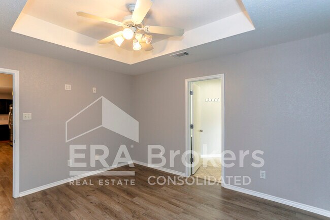 Building Photo - 1614 Twisted Oak Dr