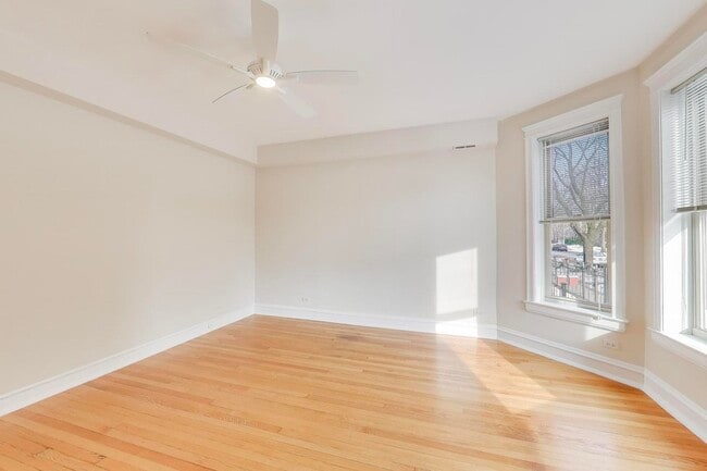 Building Photo - 4002 N Hermitage Ave