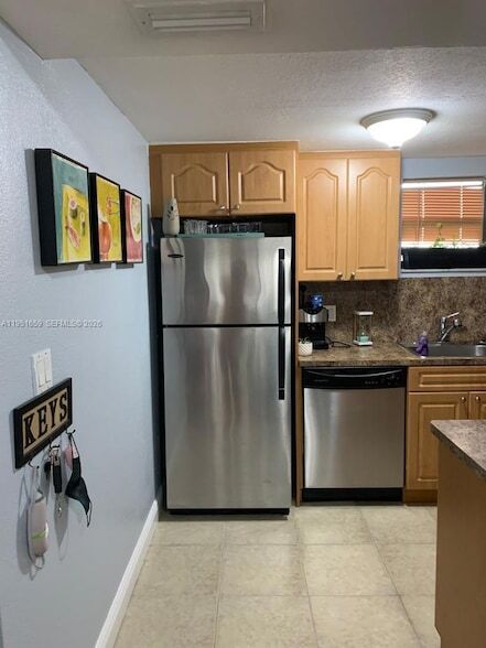 Building Photo - 8290 Lake Dr