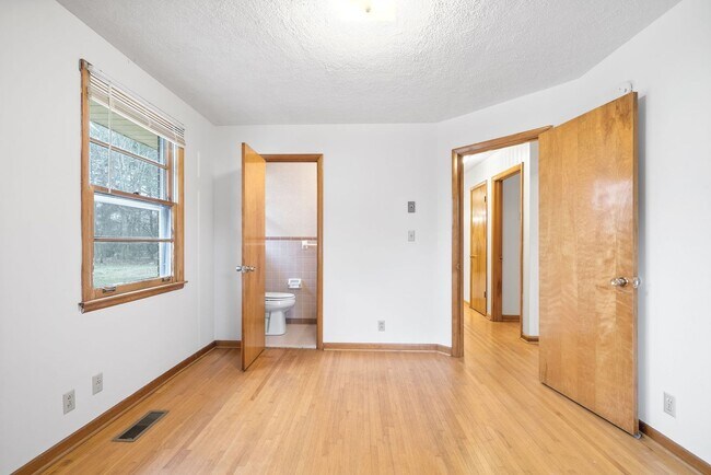 Building Photo - 3 Bedroom 1 1/2 Bath Home For Rent Near Madison Street!