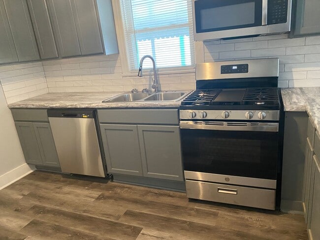 Building Photo - Updated 3/1 North LC with appliances