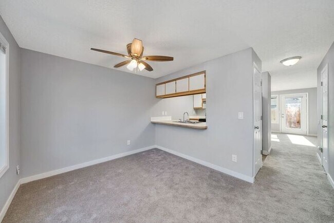 Building Photo - 2 bedroom unit. Pets OK! Lots of upgrades! Full size washer and dryer in every unit!!